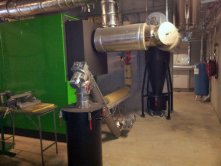 Récupération des cendres à l'arrière de la chaudière.